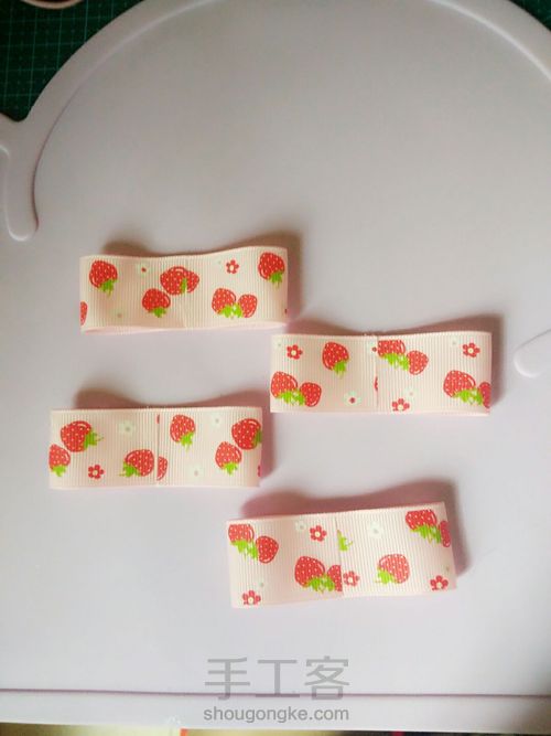 可爱的草莓蝴蝶结儿童发绳 第2步