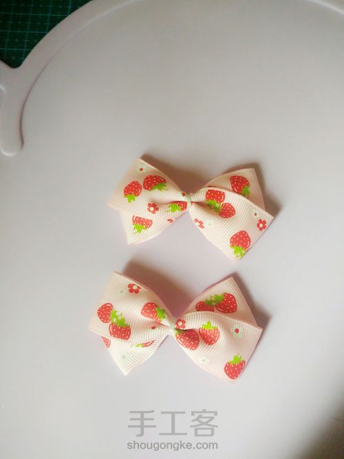 可爱的草莓蝴蝶结儿童发绳 第3步