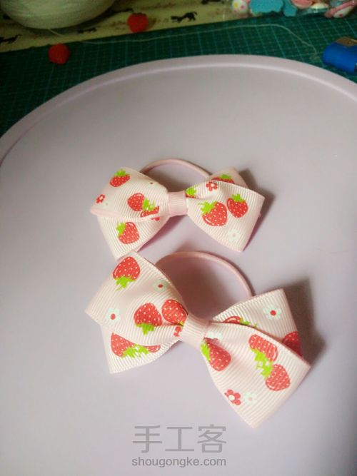 可爱的草莓蝴蝶结儿童发绳 第4步