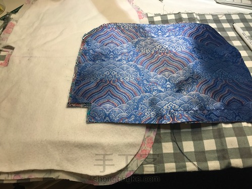 江水海崖花纹口金包 第1步