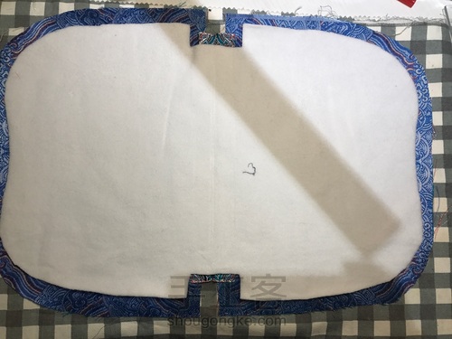 江水海崖花纹口金包 第2步