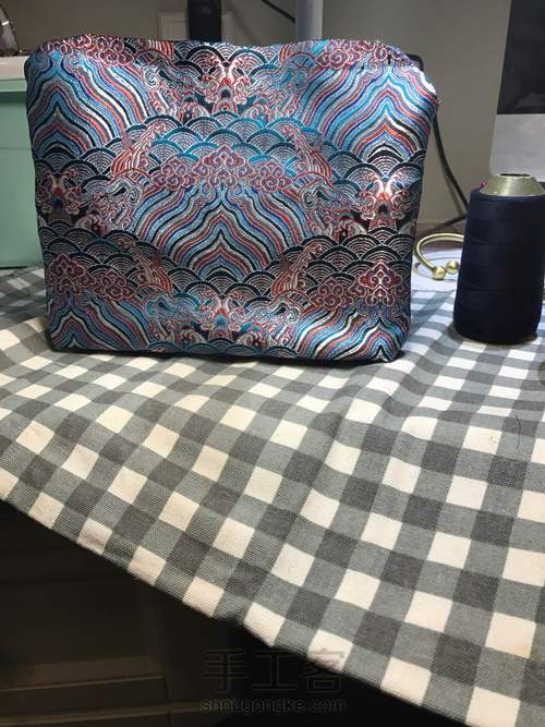 江水海崖花纹口金包 第6步