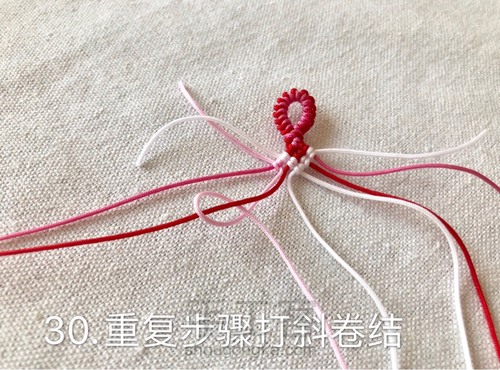 渐变色斜卷结情侣手绳 第32步