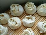 新学的一个做玫瑰花卷的方法，放的椰蓉馅料，清香好吃