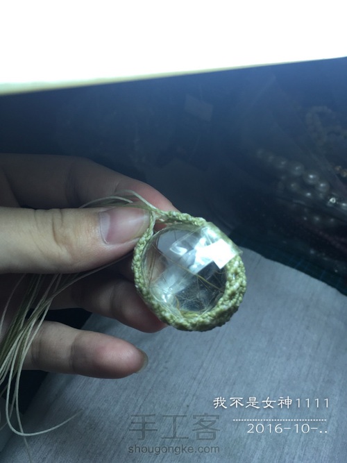 双面鼓的水晶无孔石头包边macrame 第20步