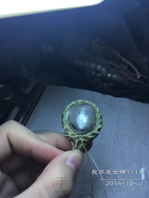 双面鼓的水晶无孔石头包边macrame 第21步