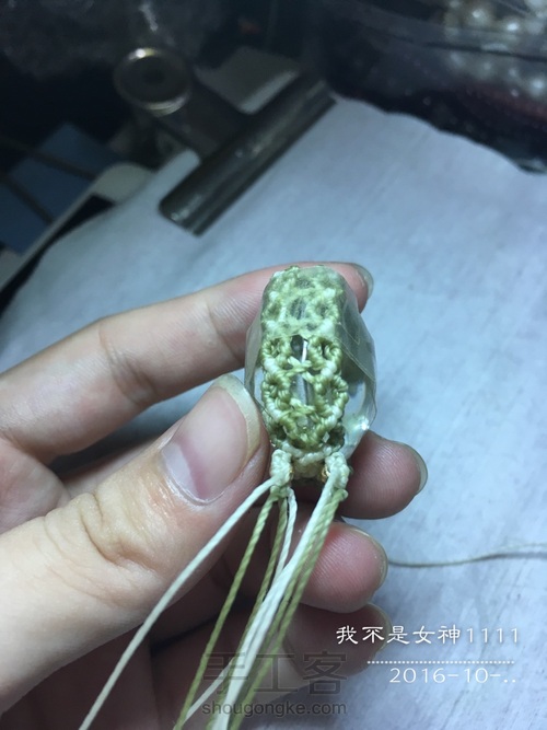 双面鼓的水晶无孔石头包边macrame 第27步