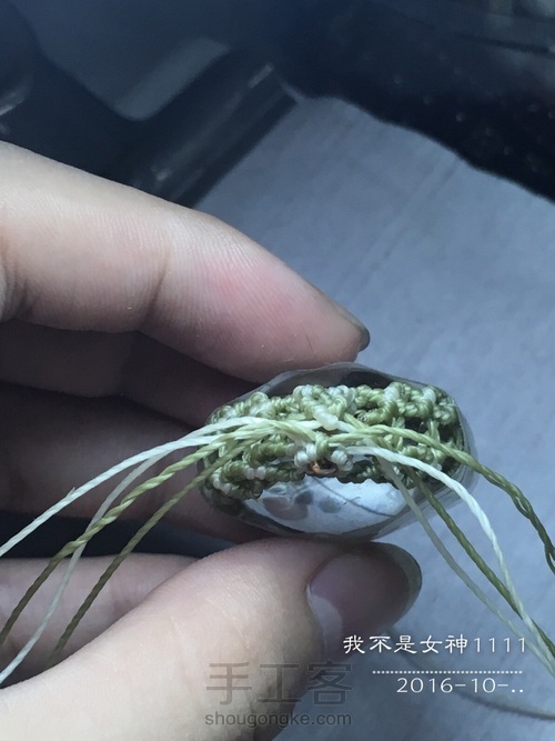 双面鼓的水晶无孔石头包边macrame 第28步