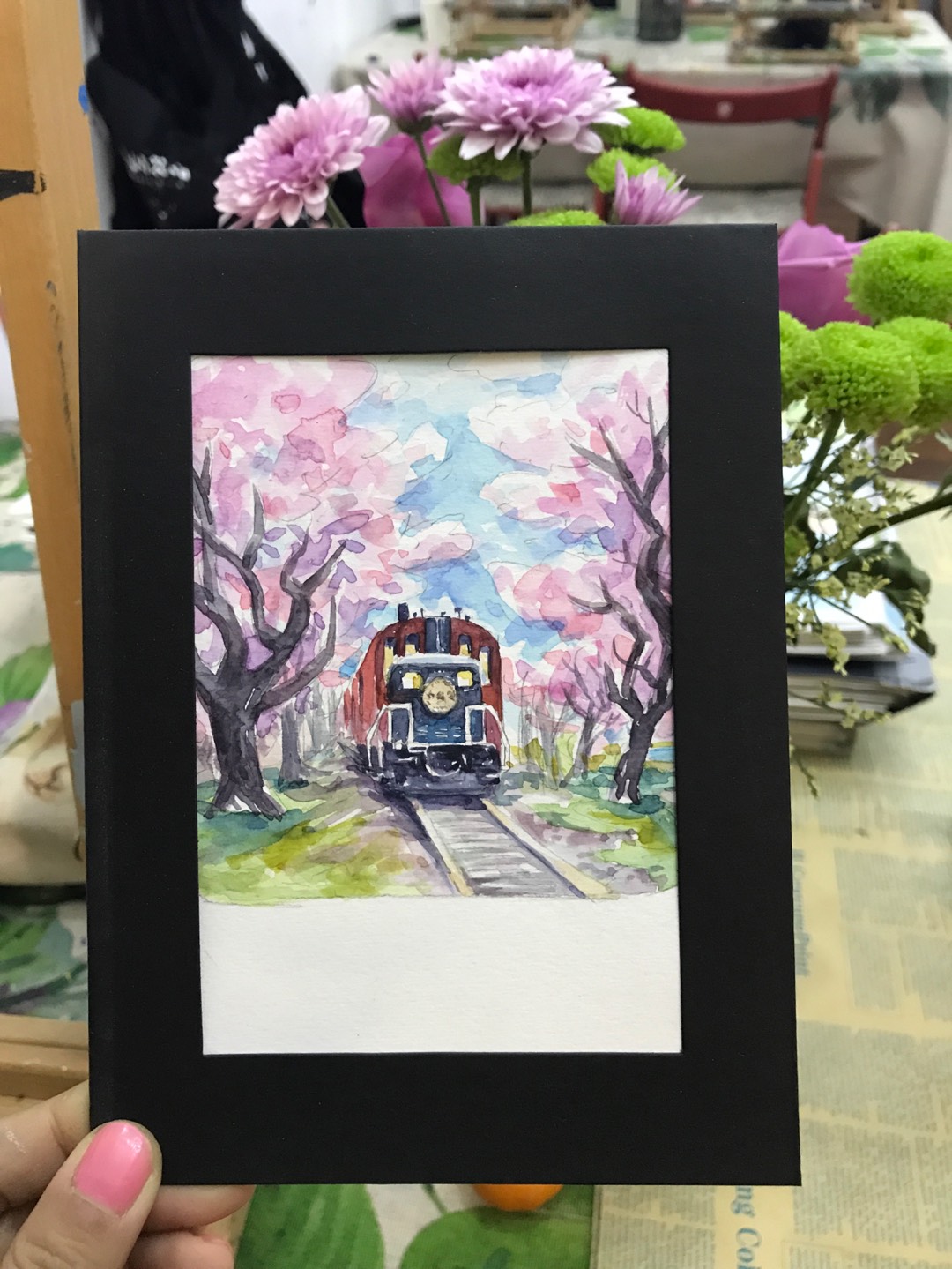用水彩颜料毛笔亲手绘制一张美丽的明信片作品，一片樱花树下，一列红色的小火车正面驶来，可以做贺卡也可以做明信片软装你的卧室～