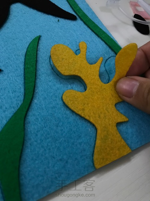 大鱼不织布粘贴画 第12步