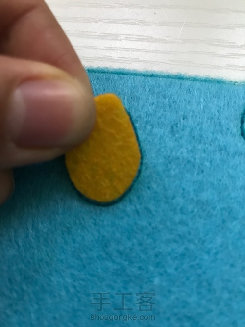 大鱼不织布粘贴画 第13步