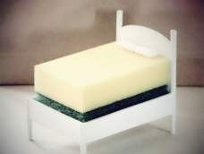 厨房里，小小的海绵像一张床垫，承托着厨房的梦乡。