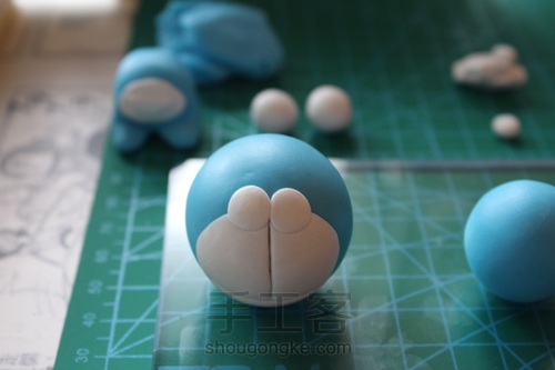 哆啦A梦手机软陶支架 第2步