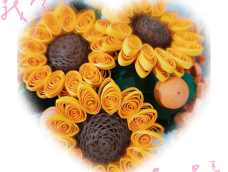 一盆色彩明亮的衍纸向日葵，永不凋谢，放在桌子上，能让你的心情马上好起来！