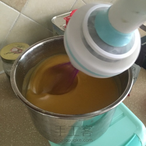超级保湿的小黄油酸奶皂教程 第3步