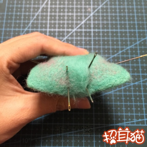 【招耳猫】羊毛毡教程之可爱蓝色猫咪 第40步