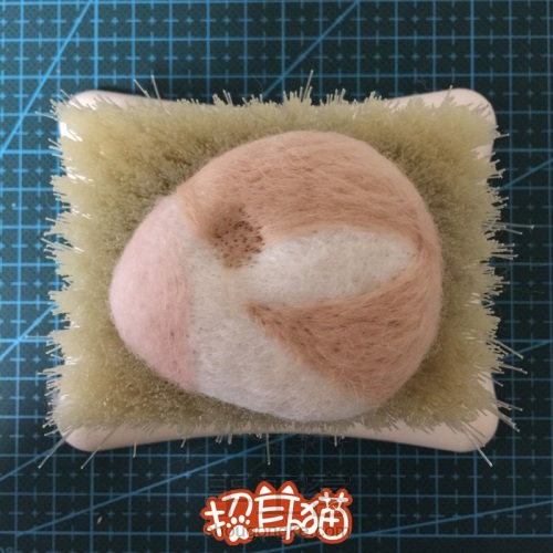 【招耳猫】羊毛毡教程之松鼠胸针 第8步