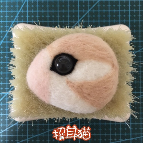 【招耳猫】羊毛毡教程之松鼠胸针 第12步