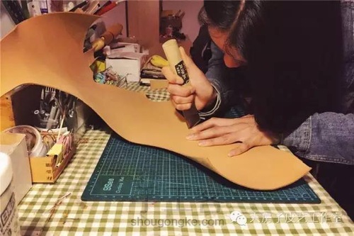 手工植鞣半圆包制作过程 — 你的产品故事 第2步