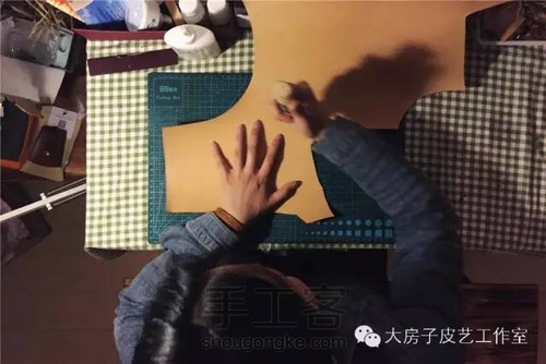 手工植鞣半圆包制作过程 — 你的产品故事 第4步
