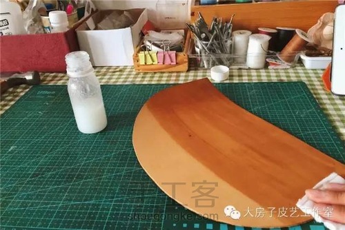 手工植鞣半圆包制作过程 — 你的产品故事 第5步