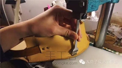 手工植鞣半圆包制作过程 — 你的产品故事 第19步