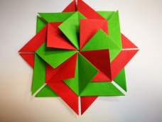 这是一款用几何图形拼成的圣诞花，简单漂亮，很适合这个季节哟。