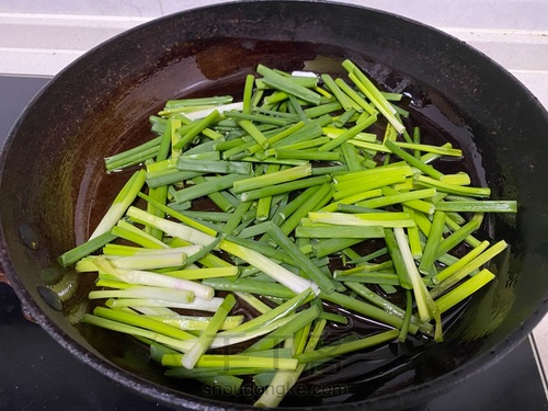 自制葱油拌面的（葱油）做法，零失败 第3步