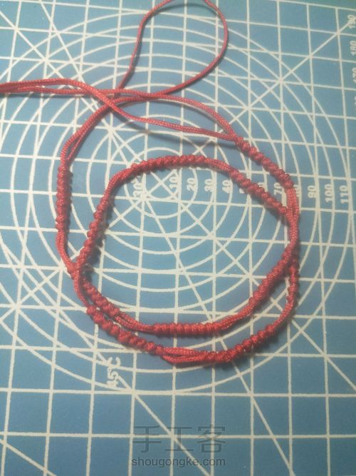 编织红绳手链 第3步