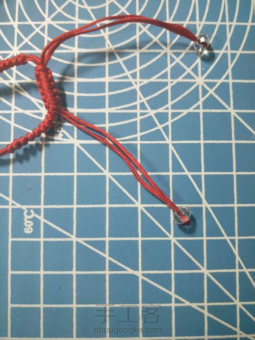 编织红绳手链 第5步
