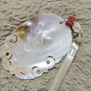 给带珍珠的雕刻贝壳做了个流苏挂