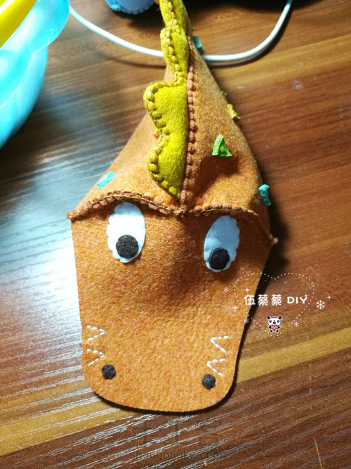 不织布 萌萌哒鳄鱼笔袋 第8步