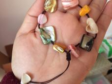 贝壳垃圾包里的染色贝壳，颜色挺好看的，就做了个多宝手链