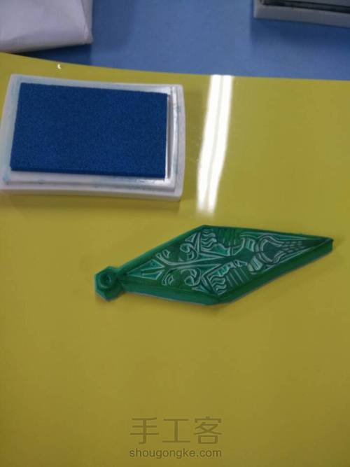 为自己制作的独特滴胶热缩作品,有橡皮章更方便更加分 第2步