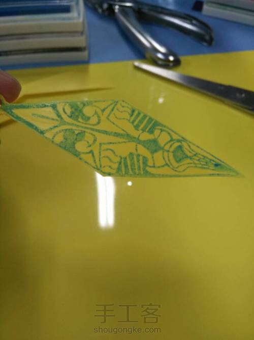 为自己制作的独特滴胶热缩作品,有橡皮章更方便更加分 第3步