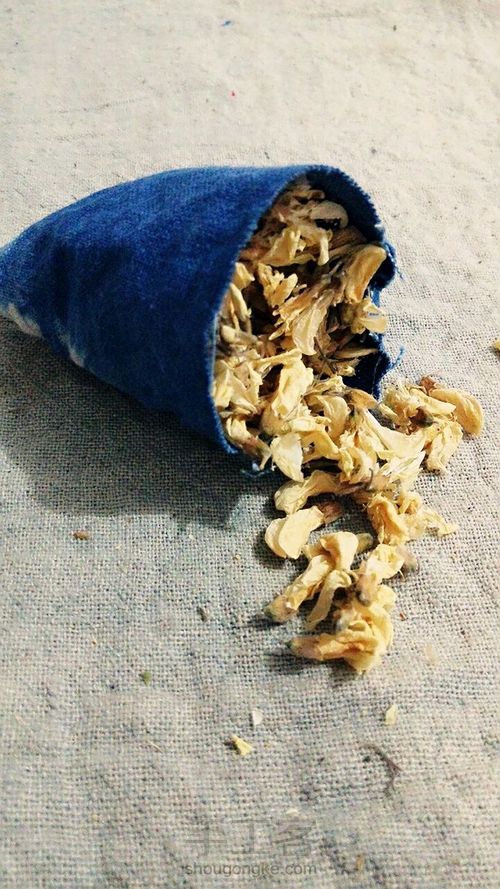 莫白--蓝染布手缝香包 第3步