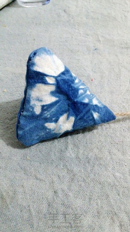 莫白--蓝染布手缝香包 第4步