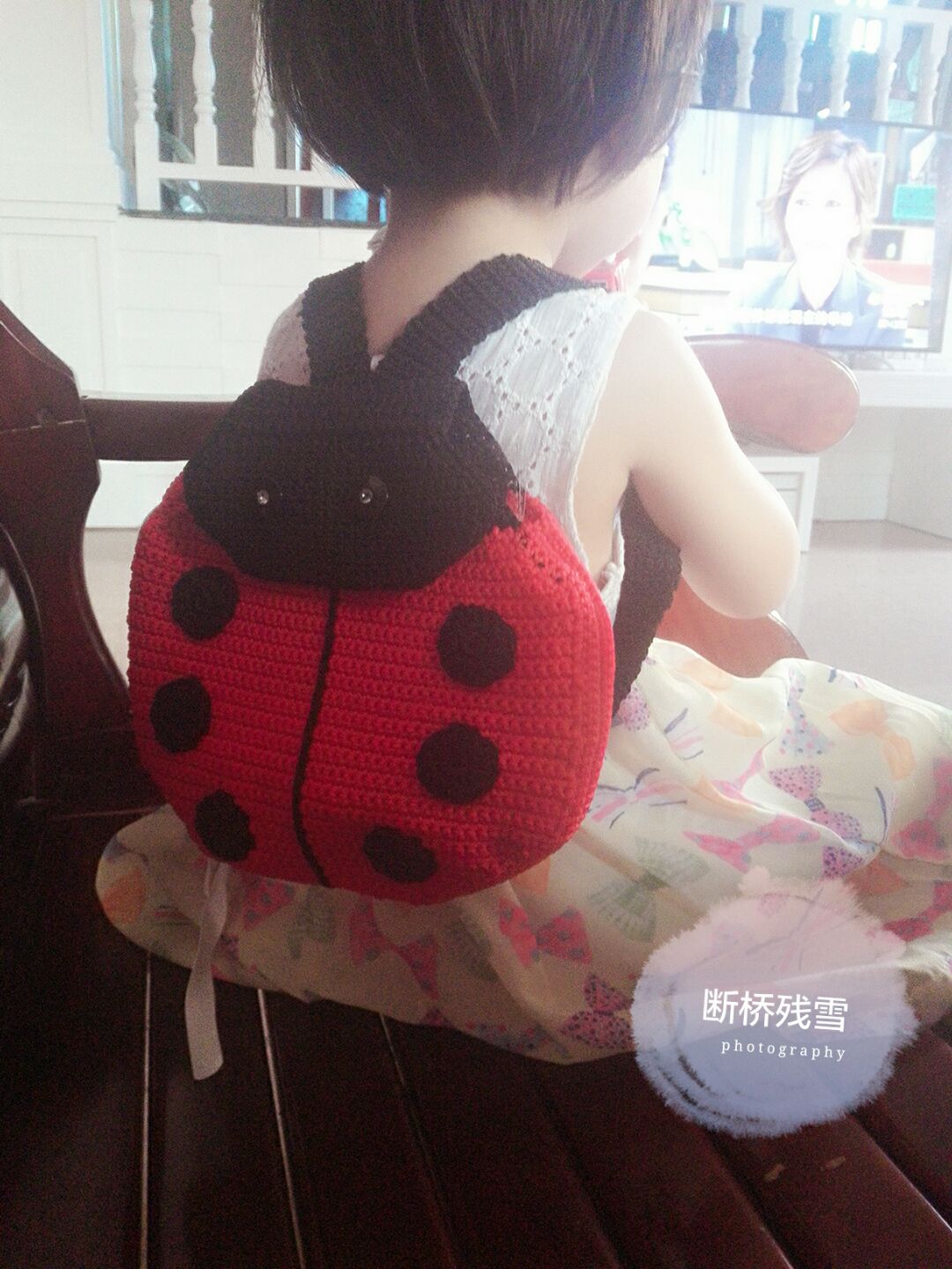 这个七星瓢虫背包是我给自己两周岁女儿钩的生日礼物。
视频网址：http://v.youku.com/v_show/id_XNTQ1MjMyNjY4.html?x=1