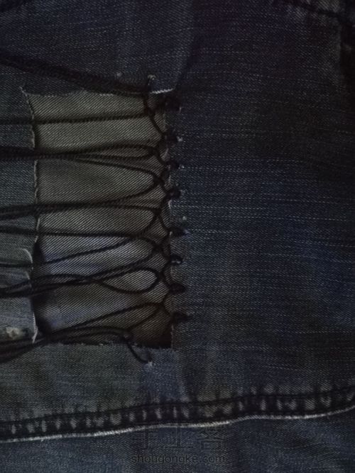 旧牛仔裤改造-非主流破洞渔网牛仔裤 第8步