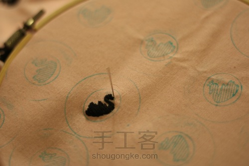 手工刺绣黑天鹅 第7步