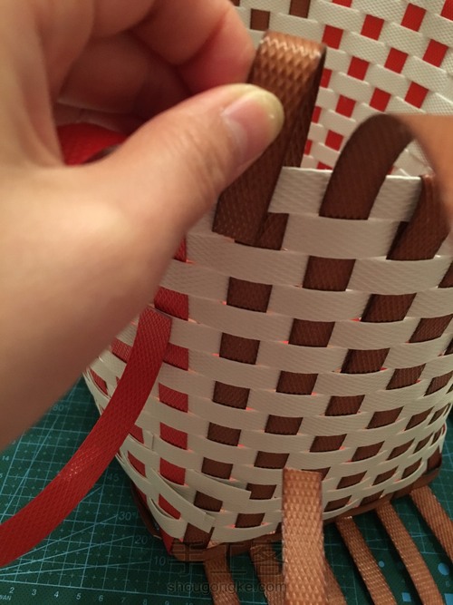 pp带编织买菜篮 第4步