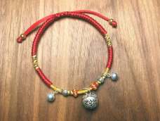 中国传统红色与金色搭配，常常是喜庆、吉祥之喻意，一般都用在本命年、生肖、辟邪、平安等等红绳手链手绳中，再加上天然玉石、银饰、金饰的搭配更加添彩