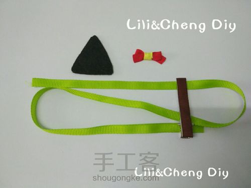 圣诞节快到了,为萱萱做个圣诞树小发卡。 第2步