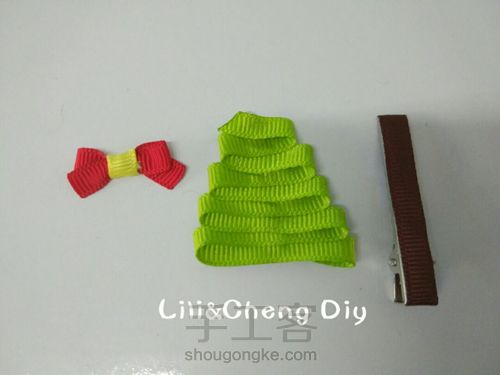 圣诞节快到了,为萱萱做个圣诞树小发卡。 第3步