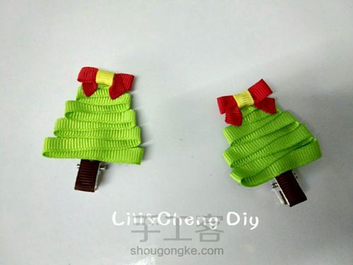 圣诞节快到了,为萱萱做个圣诞树小发卡。 第4步