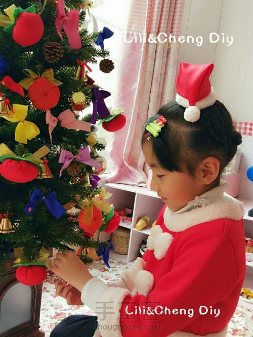 圣诞节快到了，为萱萱做个圣诞树小发卡。 第5步