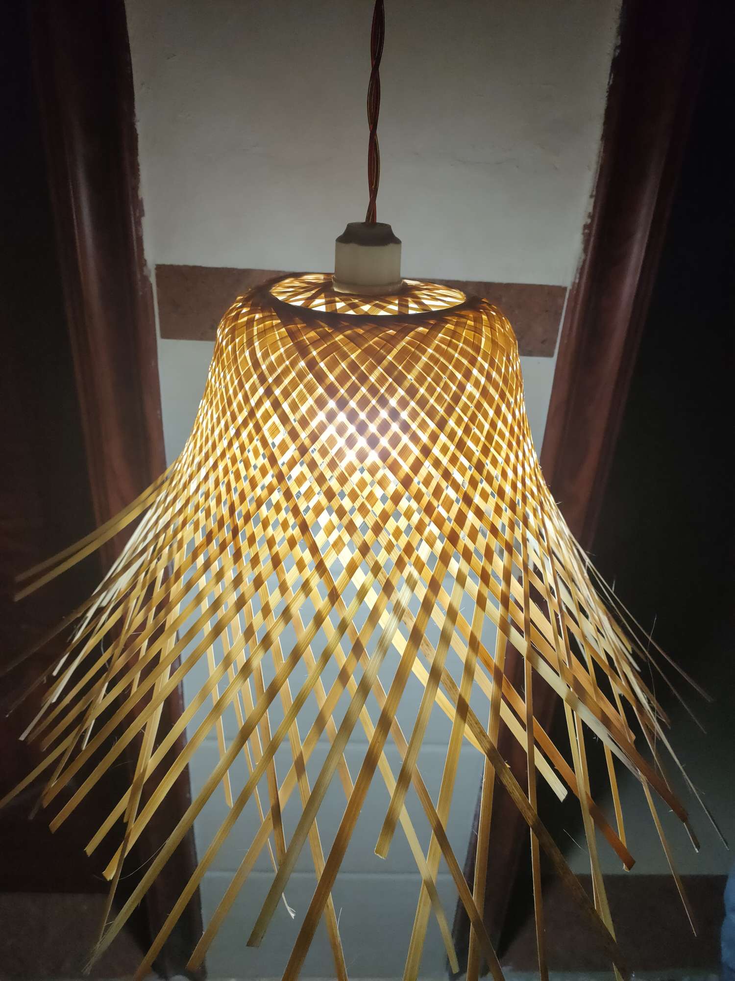 竹黄编织灯罩，原材料采用粉单竹，纯手工制作。