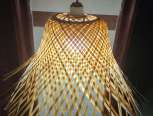 竹黄编织灯罩，原材料采用粉单竹，纯手工制作。