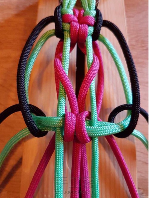 伞绳2⃣️ 花带（转载外网教程） 第18步