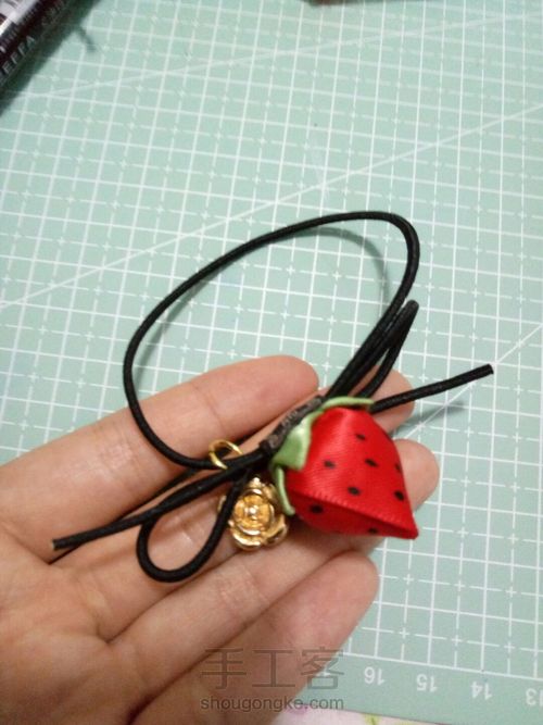 萌萌哒的小草莓发圈 第14步